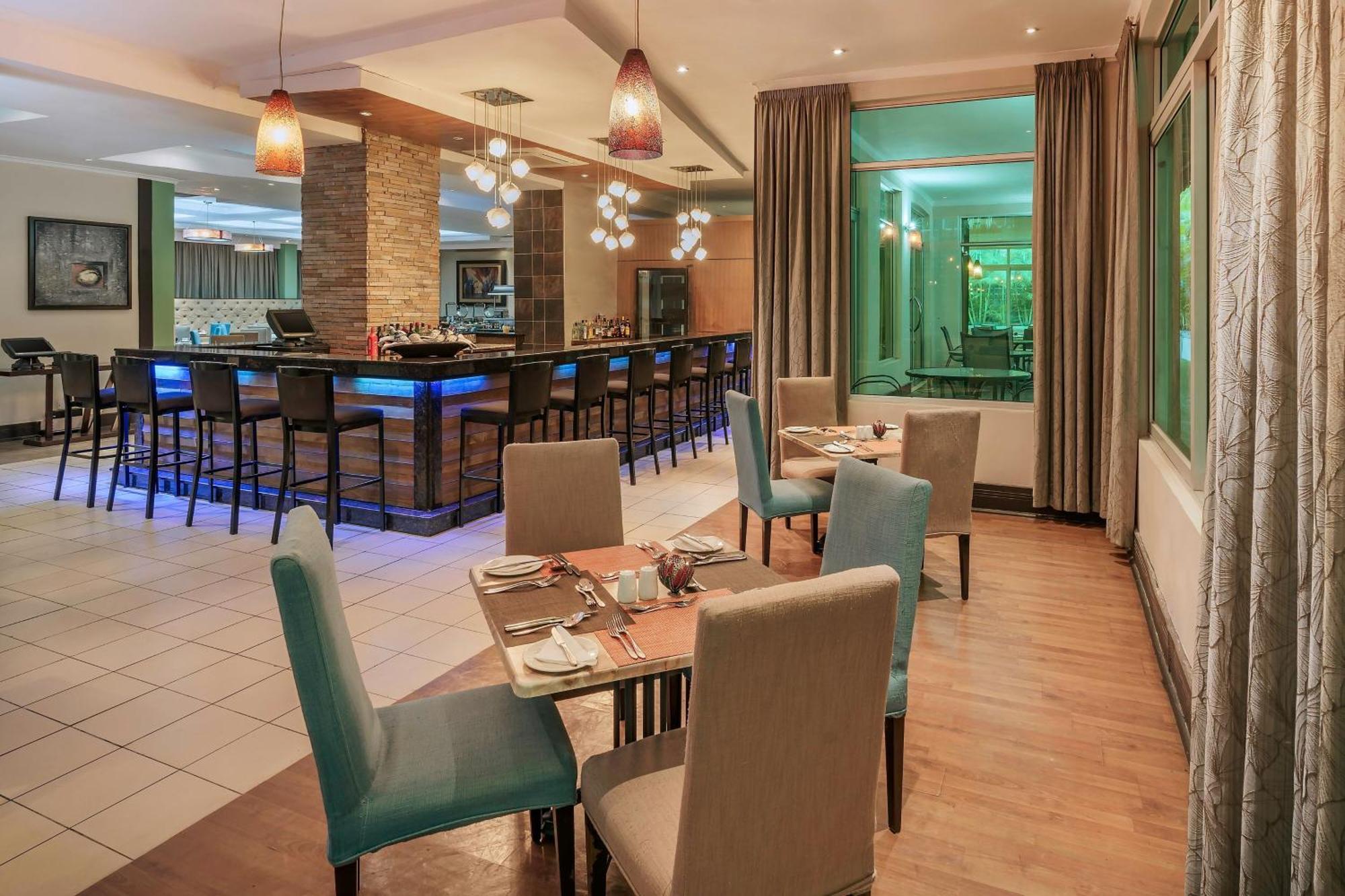 Protea Hotel By Marriott Лусака Екстериор снимка
