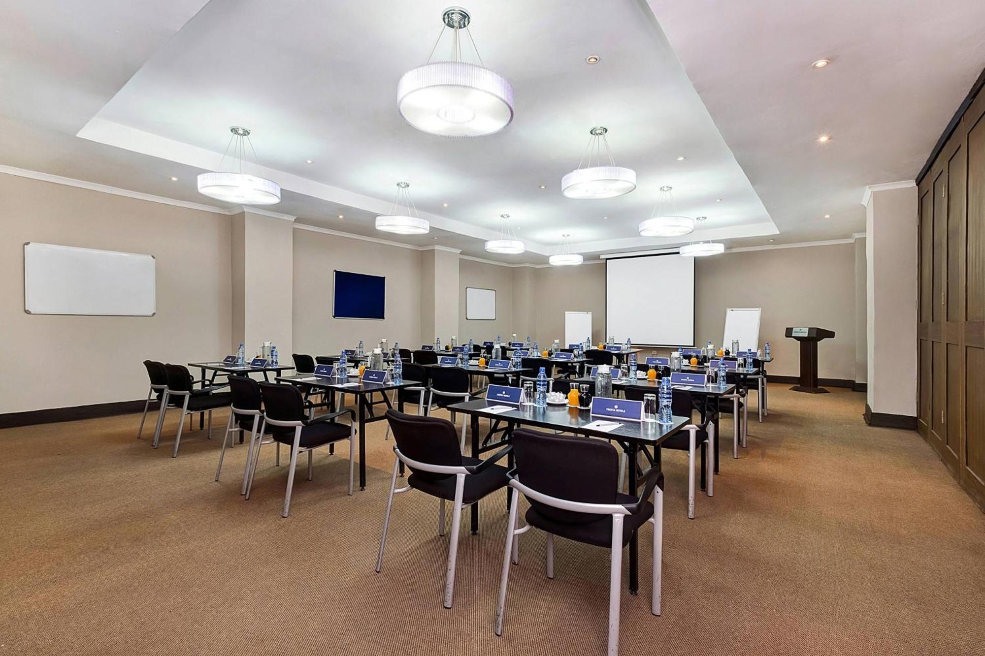 Protea Hotel By Marriott Лусака Екстериор снимка